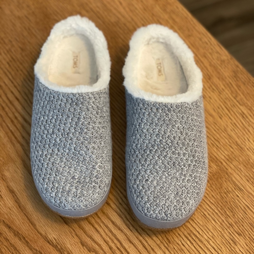 Toms slippers